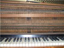 Overdamped piano, note wires at front