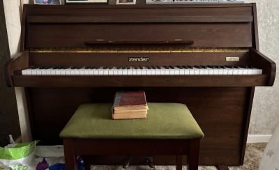 zender-upright-piano.jpg