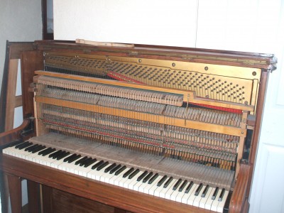 piano 011.JPG